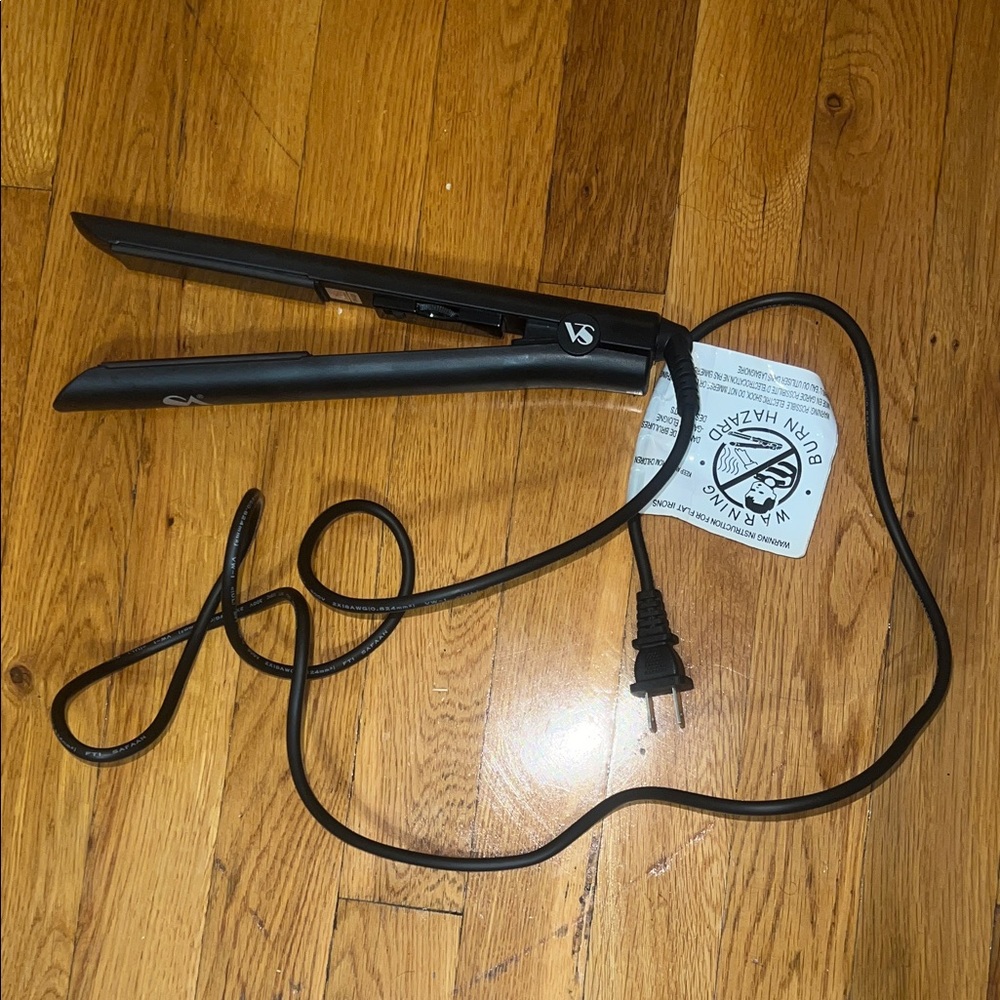 “Straight Ahead” Hair Straightener in black